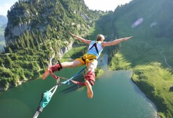 Herewego！罗马诺：巴萨将签下亨克18岁中卫昂斯坦