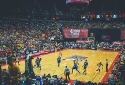 东契奇轰33+8+11迎里程碑！湖人双杀独行侠詹姆斯17分艾顿16中4