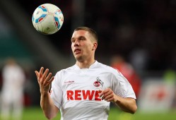 TA：身边人表示维尼修斯没有收到沙特报价，球员新赛季留队