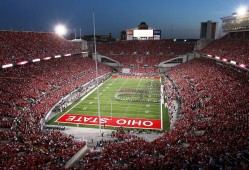 雷阿伦热火救命三分谁在替补席跳，雷阿伦热火救命三分穿的哪双鞋？